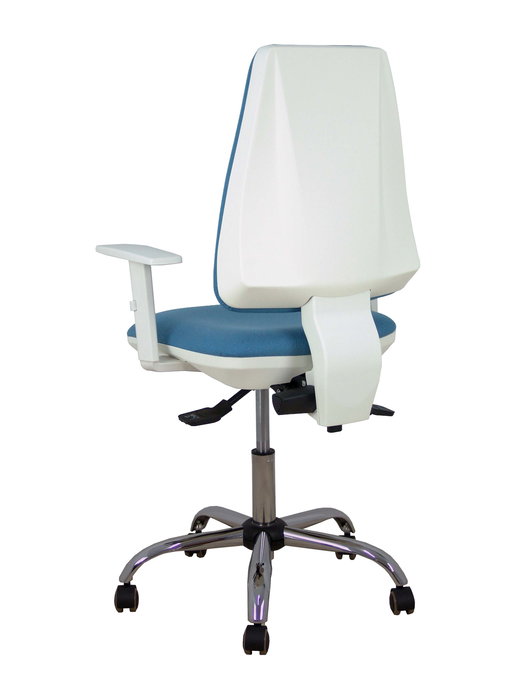 Silla de oficina Elche con mecanismo Asincro tapizada con Tela color Azul cielo. Equipada con Base cromada, Reposabrazos blancos y Ruedas de parqué