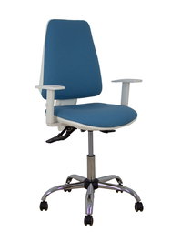 Silla de oficina Elche con mecanismo Asincro tapizada con Tela color Azul cielo. Equipada con Base cromada, Reposabrazos blancos y Ruedas de parqué