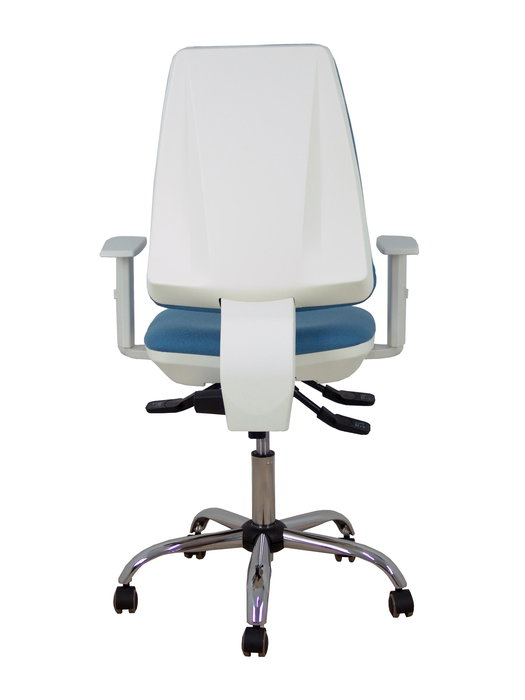 Silla de oficina Elche con mecanismo Asincro tapizada con Tela color Azul cielo. Equipada con Base cromada, Reposabrazos blancos y Ruedas de parqué
