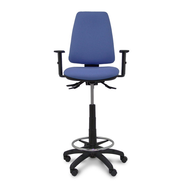 Taburete Elche con mecanismo Asincro tapizada con Tela color Azul claro. Equipado con Base poliamida negra, Brazos 1D y Ruedas de nailon 50 mm