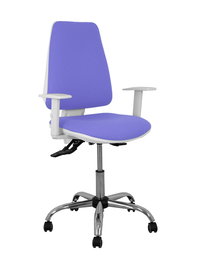 Silla de oficina Elche con mecanismo Asincro tapizada con Tela color Azul claro. Equipada con Base cromada, Reposabrazos blancos y Ruedas de parqué
