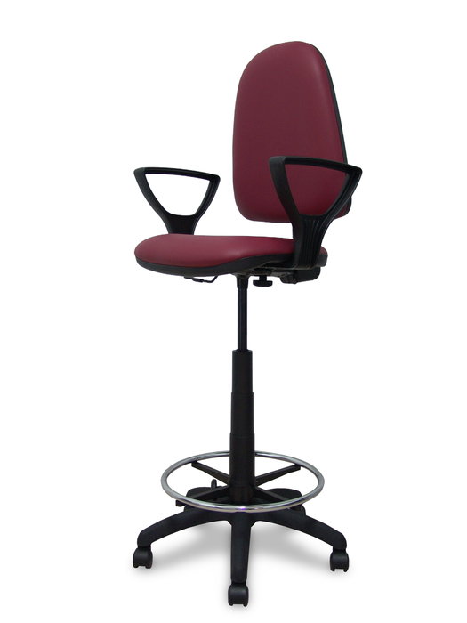 Taburete Aýna con mecanismo Contacto permanente básico tapizada con Similpiel color Granate. Equipado con Base poliamida negra, Brazos fijos y Ruedas de nailon 50 mm