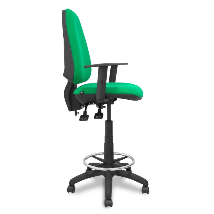 Taburete Elche con mecanismo Asincro tapizada con Tela color Verde. Equipado con Base poliamida negra, Brazos 1D y Ruedas de nailon 50 mm