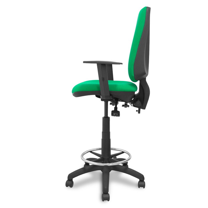 Taburete Elche con mecanismo Asincro tapizada con Tela color Verde. Equipado con Base poliamida negra, Brazos 1D y Ruedas de nailon 50 mm