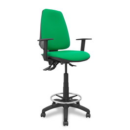 Taburete Elche con mecanismo Asincro tapizada con Tela color Verde. Equipado con Base poliamida negra, Brazos 1D y Ruedas de nailon 50 mm