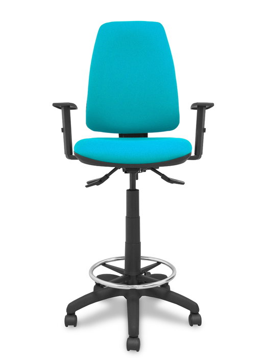 Taburete Elche con mecanismo Asincro tapizada con Tela color Turquesa. Equipado con Base poliamida negra, Brazos 1D y Ruedas de nailon 50 mm