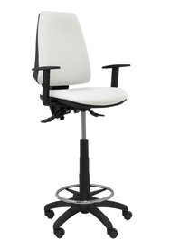 Taburete Elche con mecanismo Asincro tapizada con Tela color Blanco. Equipado con Base poliamida negra, Brazos 1D y Ruedas de nailon 50 mm