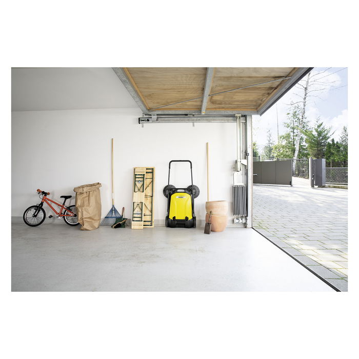 Kärcher S 4 Twin Kehrmaschine Aspiradora Barredora Manual de Exteriores, 68 cm Ancho, Capacidad Polvo 20 L, Carcasa Plástico