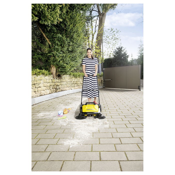Kärcher S 4 Twin Kehrmaschine Aspiradora Barredora Manual de Exteriores, 68 cm Ancho, Capacidad Polvo 20 L, Carcasa Plástico