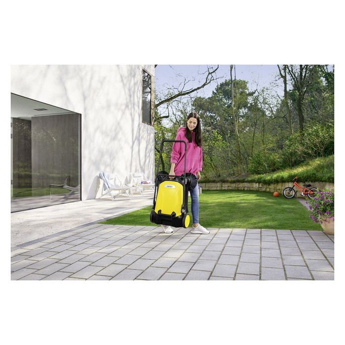 Kärcher S 4 Twin Kehrmaschine Aspiradora Barredora Manual de Exteriores, 68 cm Ancho, Capacidad Polvo 20 L, Carcasa Plástico