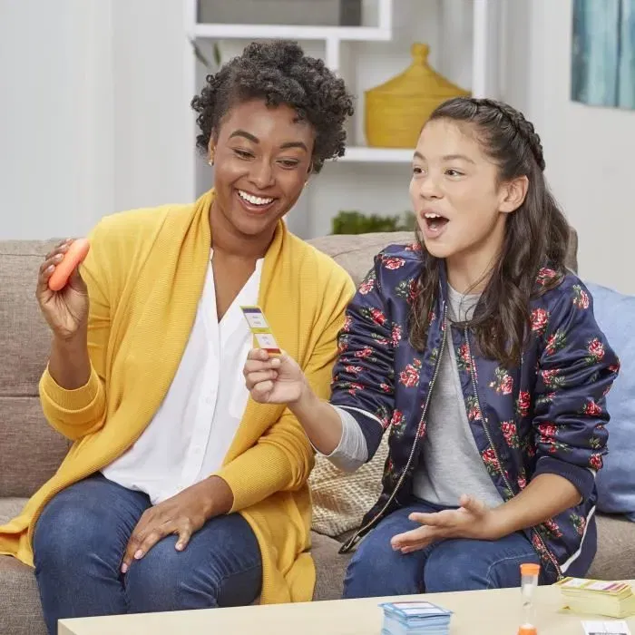 Hasbro Gaming Taboo Family Edition Juego de Mesa Juego de Rompecabezas Francés Versión Familiar con Tarjetas para Niños y Padres Celebrando 30 Años