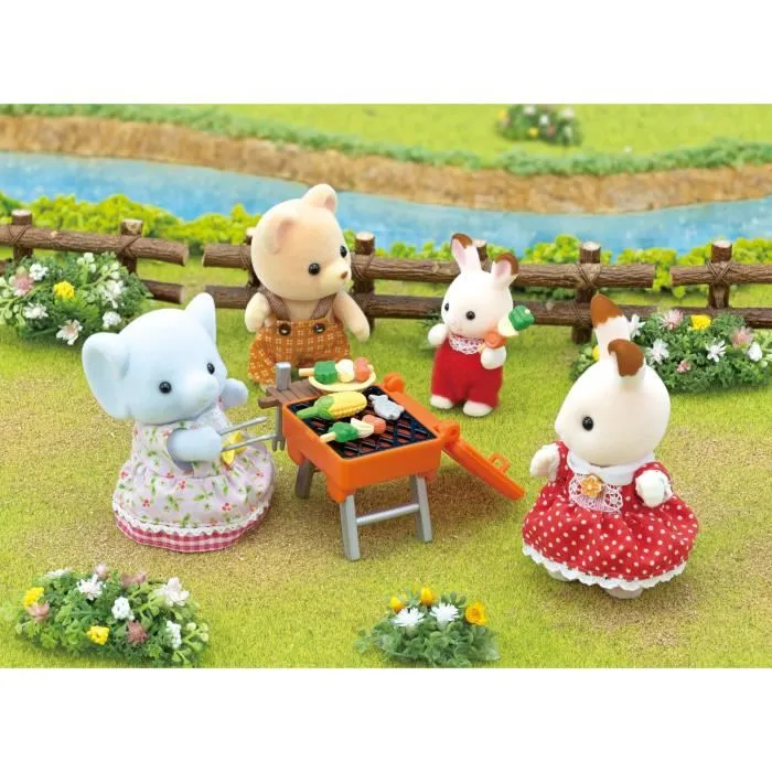 Sylvanian Families Niña Elefante y Juego de Picnic con 22 Accesorios para 4 Invitados