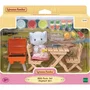 Sylvanian Families Niña Elefante y Juego de Picnic con 22 Accesorios para 4 Invitados