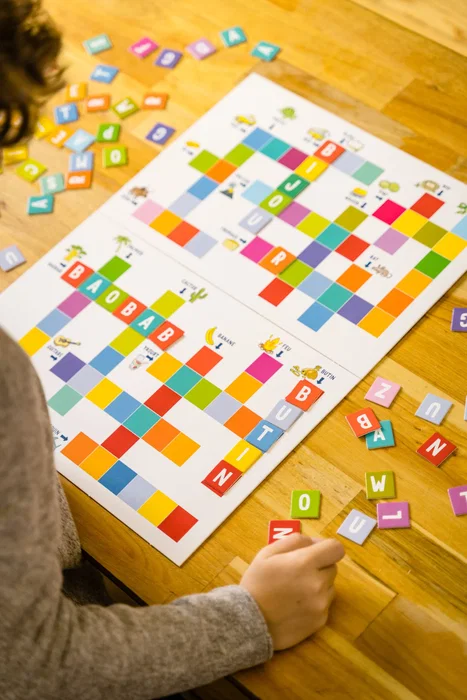 Nathan La Pequeña Escuela ¡Camino a la PC! Crucigramas, Símbolos y Sílabas con Tableros, Fichas y Guía