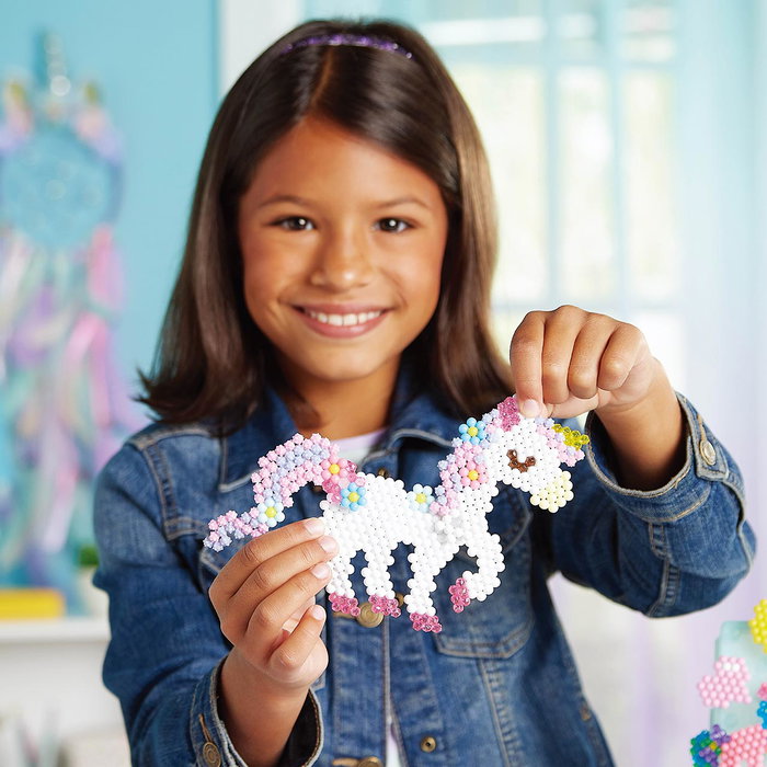 Aquabeads Set de Unicornios 31944 con 1500 Abalorios en 24 Colores, Incluye Bandeja, Accesorios y Plantillas para Crear Diseños de Unicornios, Arcoíris y Más