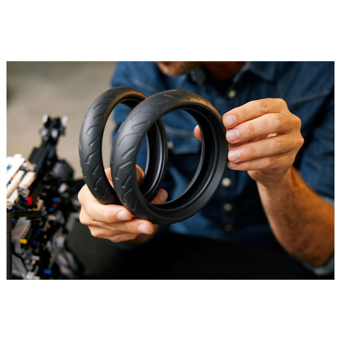 LEGO Technic BMW M 1000 RR 42130 - Juego de Construcción de Moto (1921 Piezas) para Adultos 18+