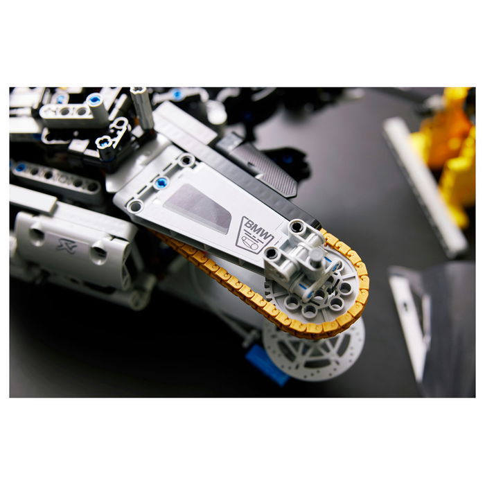 LEGO Technic BMW M 1000 RR 42130 - Juego de Construcción de Moto (1921 Piezas) para Adultos 18+