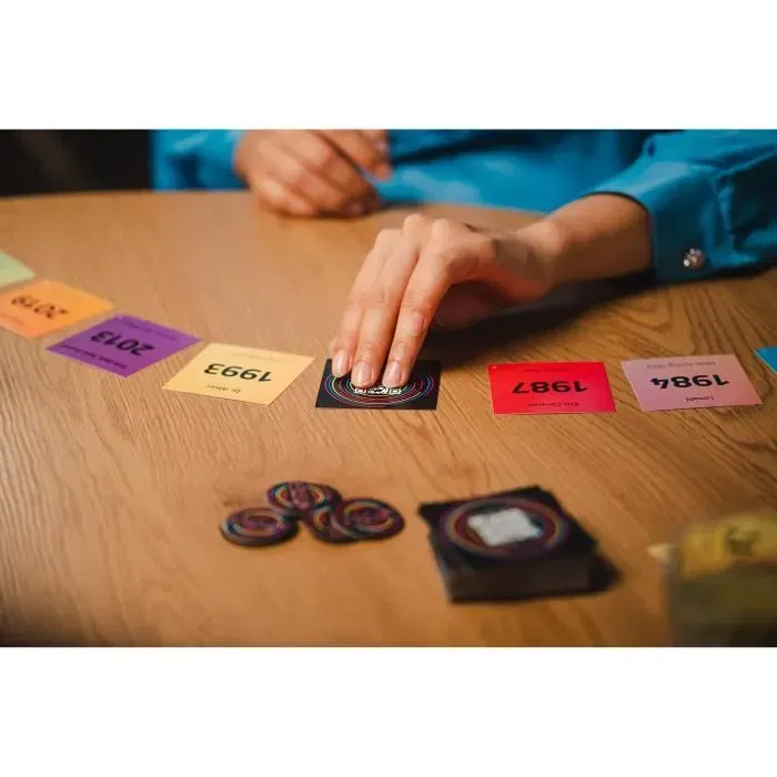 Dujardin Juego de Cartas Hitster - Revive y Ordena Éxitos Musicales por Era de Lanzamiento