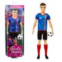 Mattel Muñeco Ken Futbolista HCN15 con Camiseta Roja y Balón, Juguete para Niños +3 Años