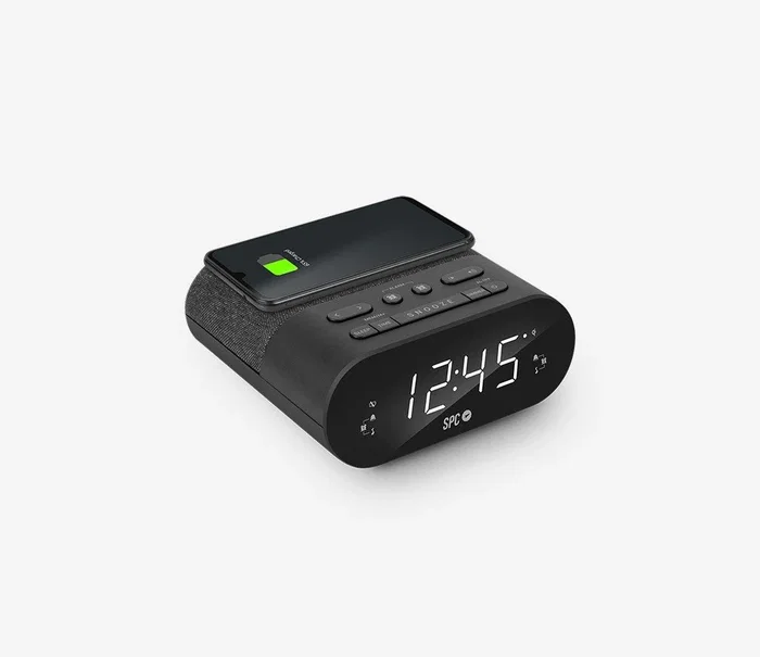 SPC Frodi Qi Reloj Despertador Digital Negro con Radio FM, Base de Carga Inalámbrica, 2 Alarmas, Función Snooze y Pantalla LED Regulable