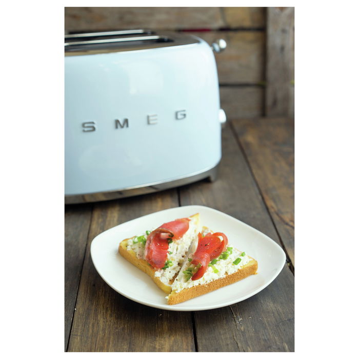 Smeg TSF01PBEU Tostador de 2 Rebanadas, Color Azul Pastel y Acero Inoxidable, 950 W, 6 Niveles de Tostado, Función Descongelar y Recalentar