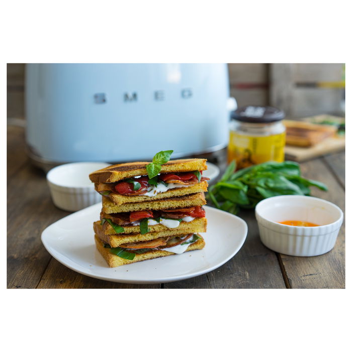 Smeg TSF01PBEU Tostador de 2 Rebanadas, Color Azul Pastel y Acero Inoxidable, 950 W, 6 Niveles de Tostado, Función Descongelar y Recalentar