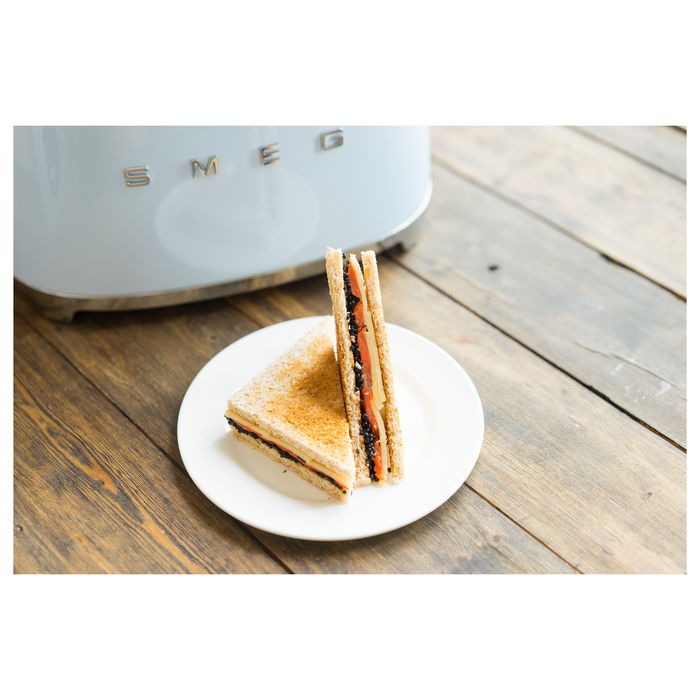Smeg TSF01PBEU Tostador de 2 Rebanadas, Color Azul Pastel y Acero Inoxidable, 950 W, 6 Niveles de Tostado, Función Descongelar y Recalentar