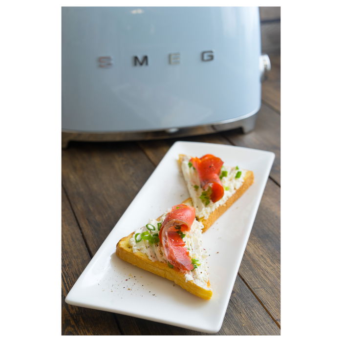 Smeg TSF01PBEU Tostador de 2 Rebanadas, Color Azul Pastel y Acero Inoxidable, 950 W, 6 Niveles de Tostado, Función Descongelar y Recalentar