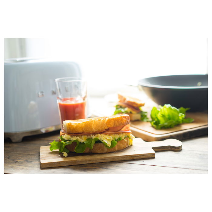 Smeg TSF01PBEU Tostador de 2 Rebanadas, Color Azul Pastel y Acero Inoxidable, 950 W, 6 Niveles de Tostado, Función Descongelar y Recalentar