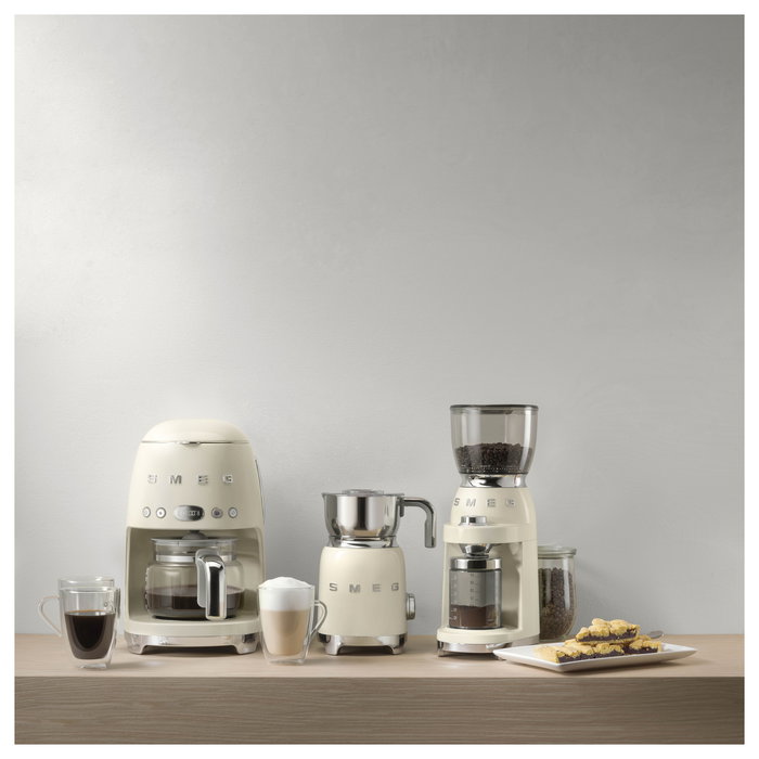 SMEG DCF02CREU Cafetera de filtro 50s Style 1.4L (10 tazas), 1050W, para café molido, programable, color crema