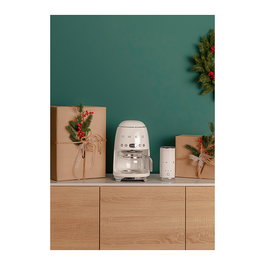 SMEG DCF02CREU Cafetera de filtro 50s Style 1.4L (10 tazas), 1050W, para café molido, programable, color crema