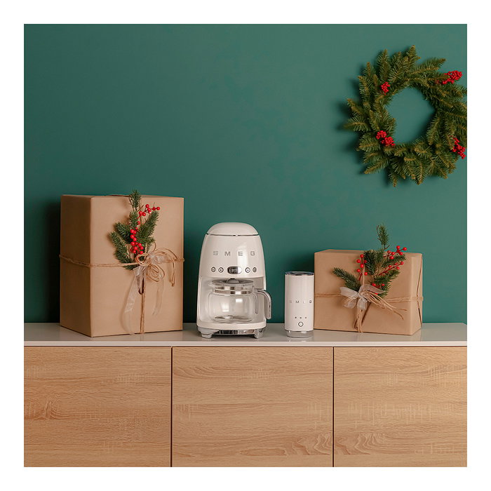 SMEG DCF02CREU Cafetera de filtro 50s Style 1.4L (10 tazas), 1050W, para café molido, programable, color crema