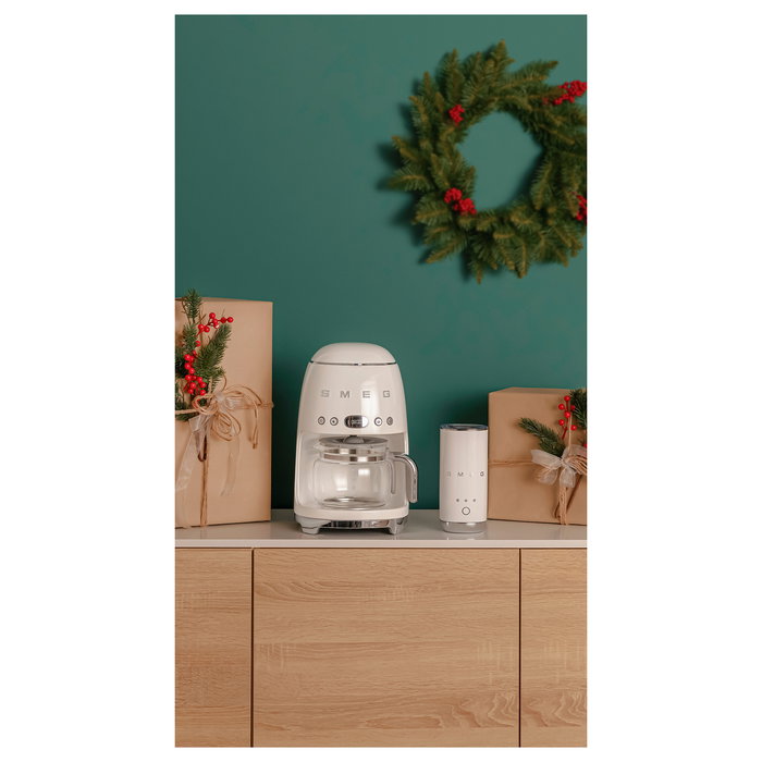 SMEG DCF02CREU Cafetera de filtro 50s Style 1.4L (10 tazas), 1050W, para café molido, programable, color crema