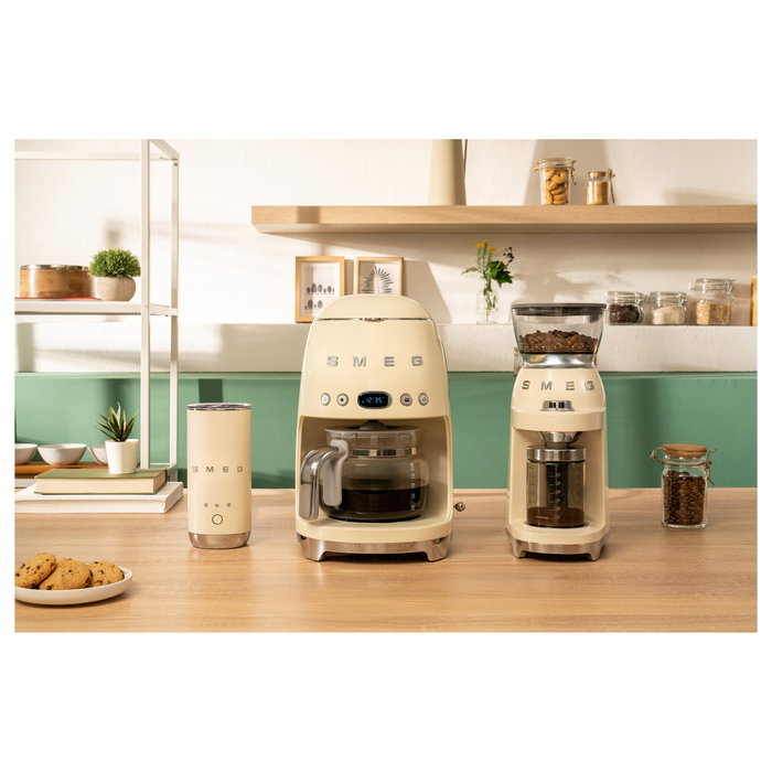 SMEG DCF02CREU Cafetera de filtro 50s Style 1.4L (10 tazas), 1050W, para café molido, programable, color crema