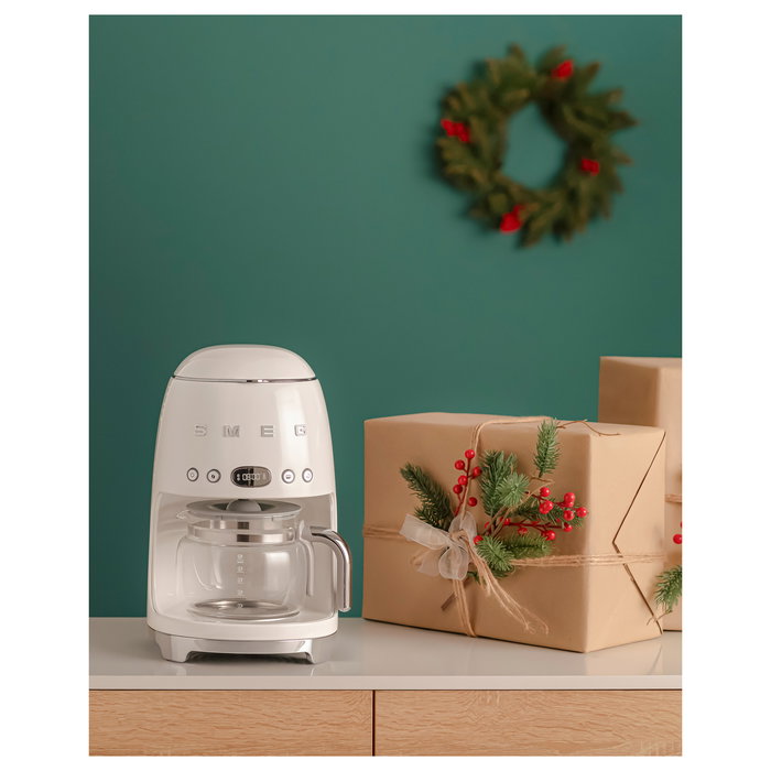 SMEG DCF02CREU Cafetera de filtro 50s Style 1.4L (10 tazas), 1050W, para café molido, programable, color crema