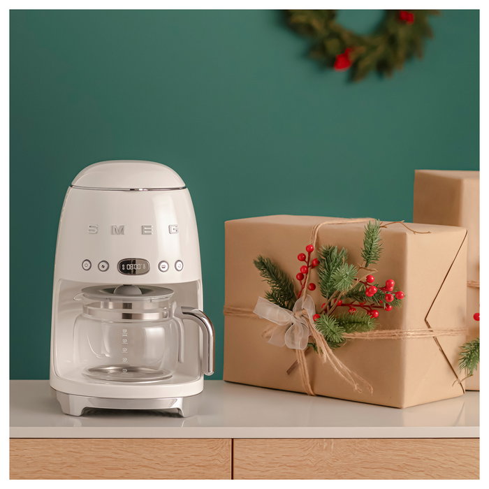 SMEG DCF02CREU Cafetera de filtro 50s Style 1.4L (10 tazas), 1050W, para café molido, programable, color crema