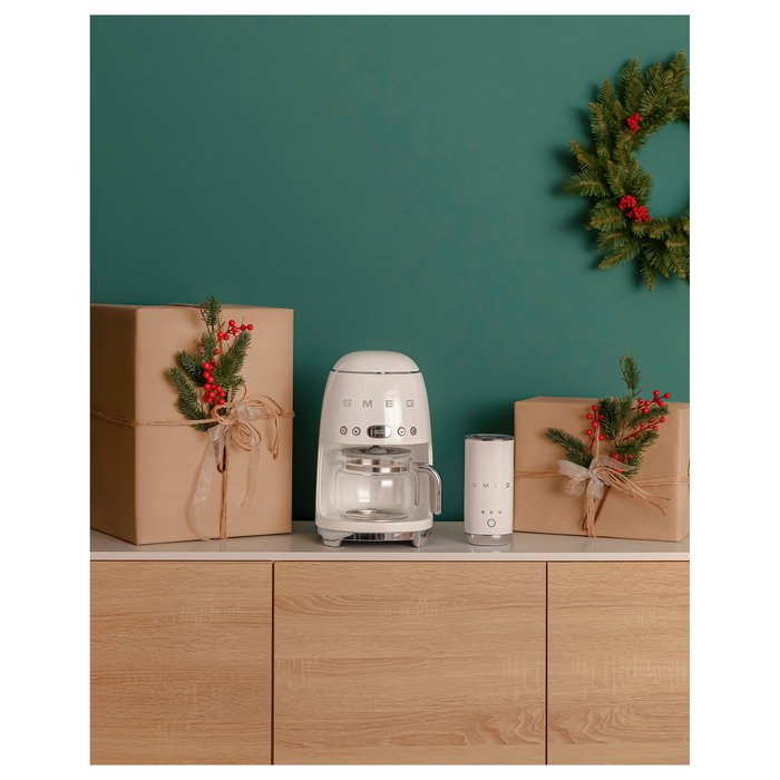 SMEG DCF02CREU Cafetera de filtro 50s Style 1.4L (10 tazas), 1050W, para café molido, programable, color crema