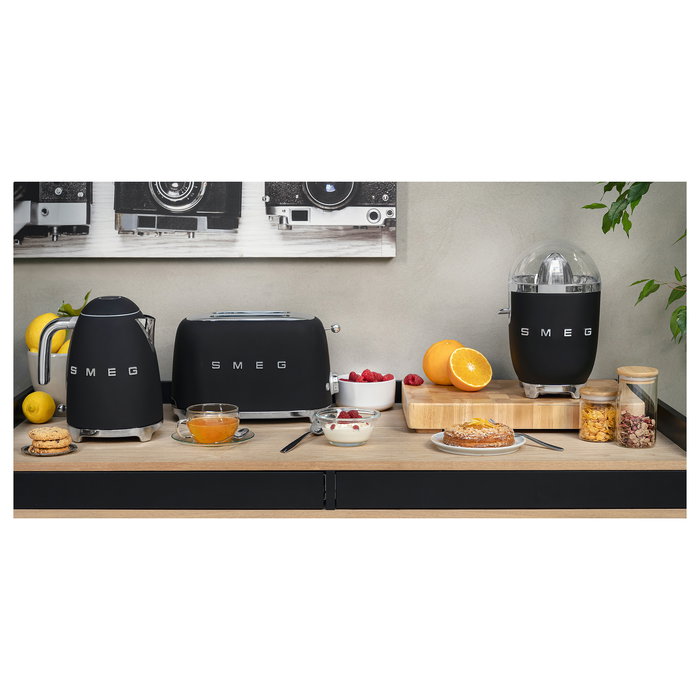 Smeg TSF01BLMEU Toaster Negro, 2 Rebanadas, Acero Inoxidable, 950 W, Función Descongelar y Recalentar, Control Dorado Ajustable