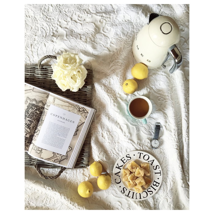 Smeg KLF03CREU Hervidor de Agua de Acero Inoxidable 1.7L 2400W con Filtro Antical, Apagado Automático y Base Giratoria 360°, Color Crema