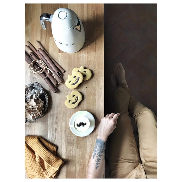 Smeg KLF03CREU Hervidor de Agua de Acero Inoxidable 1.7L 2400W con Filtro Antical, Apagado Automático y Base Giratoria 360°, Color Crema