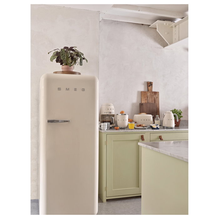 Smeg KLF03CREU Hervidor de Agua de Acero Inoxidable 1.7L 2400W con Filtro Antical, Apagado Automático y Base Giratoria 360°, Color Crema
