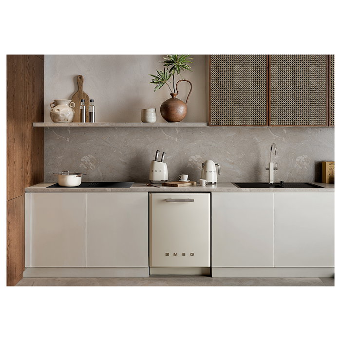 Smeg KLF03CREU Hervidor de Agua de Acero Inoxidable 1.7L 2400W con Filtro Antical, Apagado Automático y Base Giratoria 360°, Color Crema