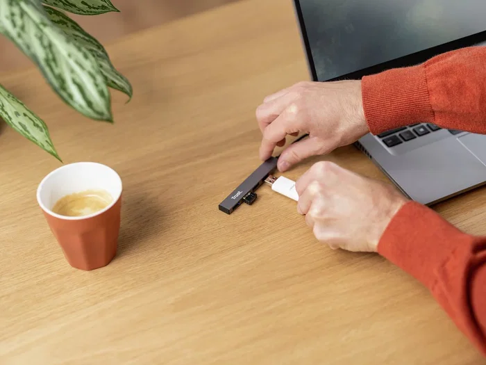 Trust Halyx Hub USB 2.0 de 4 Puertos - 480 Mbit/s - Carcasa de Aluminio