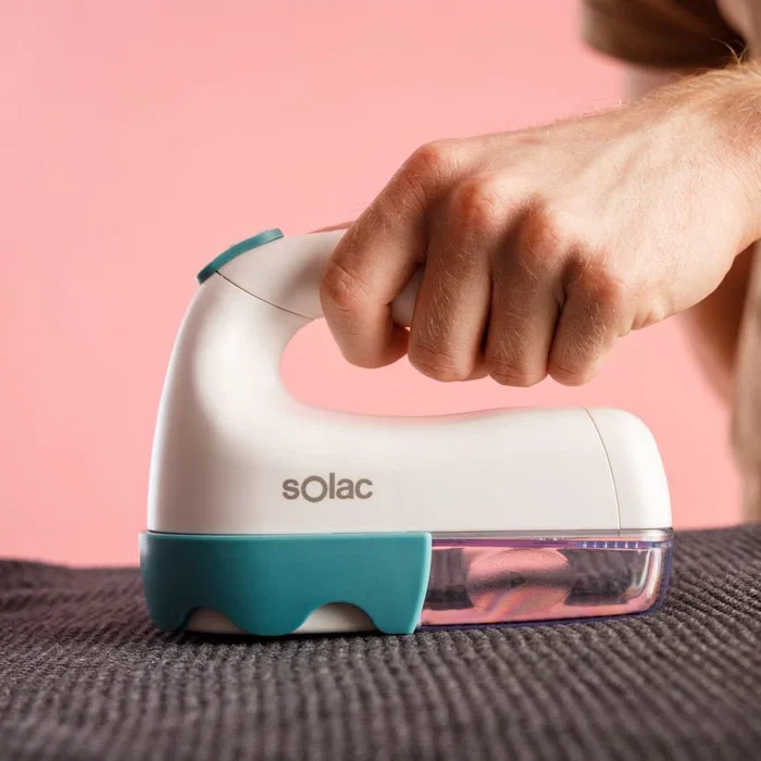 Solac Quitapelusas Inalámbrico Q609 - Funciona a Pilas y a Red, con Cabezal Amplio y 3 Niveles, Fácil Limpieza con Depósito Extraíble, Color Azul y Blanco