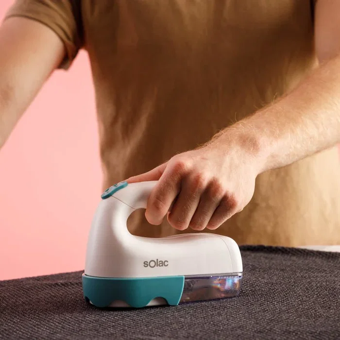 Solac Quitapelusas Inalámbrico Q609 - Funciona a Pilas y a Red, con Cabezal Amplio y 3 Niveles, Fácil Limpieza con Depósito Extraíble, Color Azul y Blanco