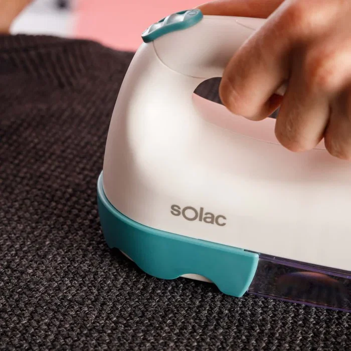 Solac Quitapelusas Inalámbrico Q609 - Funciona a Pilas y a Red, con Cabezal Amplio y 3 Niveles, Fácil Limpieza con Depósito Extraíble, Color Azul y Blanco