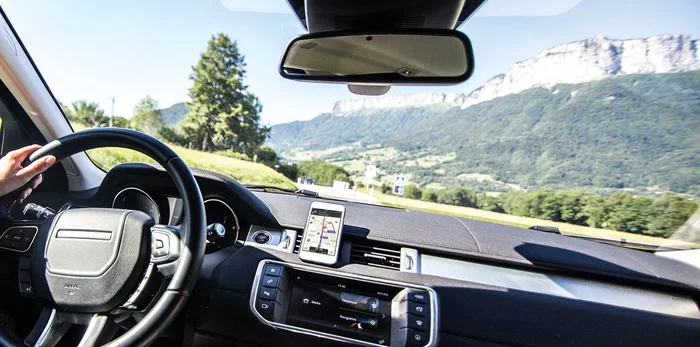 Mobilis U.FIX Soporte Activo para Coche, Sujeta Teléfono Móvil/Smartphone y Tablet/UMPC, Negro