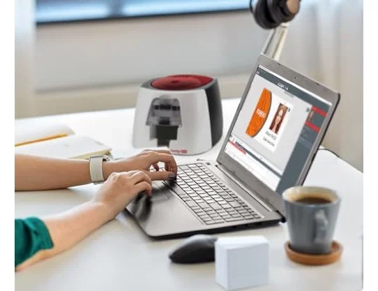 Evolis Badgy200 Impresora de Tarjetas PVC con Kit de Inicio