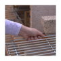 Sauvic Parrilla extensible de acero zincado con mangos de madera 70 - 80 x 40 cm