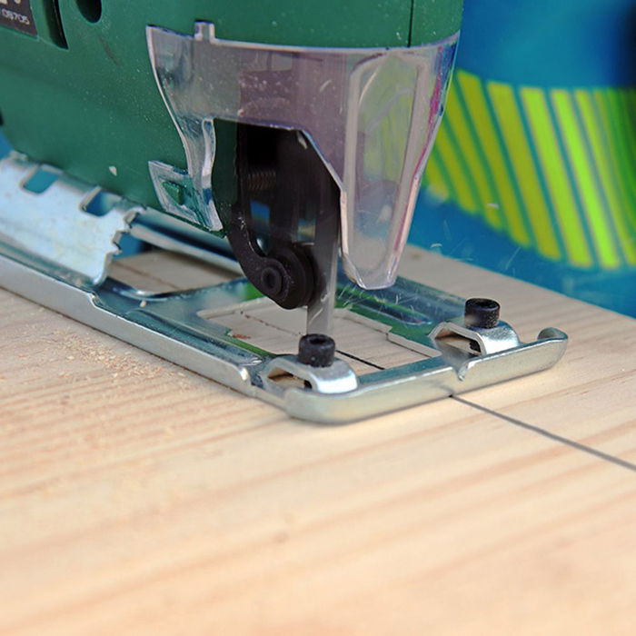 Koma Tools SC-580 Sierra Caladora Eléctrica 580W, Sistema Pendular 0-3000 rpm, Corte Madera 65mm, Base Inclinable 0-45°, Con Aspiración y Llave